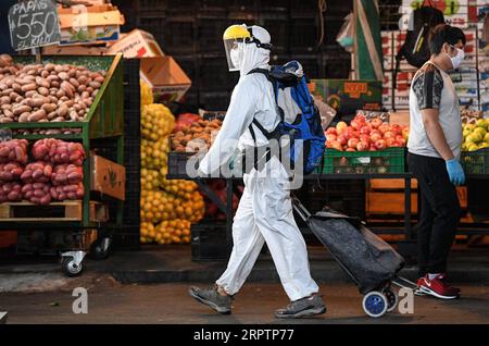 200417 -- SANTIAGO, 17. April 2020 Xinhua -- Ein Bürger, der Schutzanzüge auf einem Markt in Santiago, Chile trägt, 16. April 2020. Chile hat strenge Maßnahmen zur Eindämmung des Virus ergriffen, darunter die Einführung einer nächtlichen Ausgangssperre, die Aussetzung von Klassen, die Schließung nicht unbedingt notwendiger Unternehmen und die Vorschrift der Verwendung von Gesichtsmasken in allen öffentlichen Verkehrsmitteln. Foto von Jorge Villegas/Xinhua CHILE-SANTIAGO-COVID-19-MEASURES PUBLICATIONxNOTxINxCHN Stockfoto