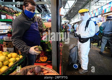 200417 -- SANTIAGO, 17. April 2020 Xinhua -- A Citizen R trägt Schutzanzüge auf einem Markt in Santiago, Chile, 16. April 2020. Chile hat strenge Maßnahmen zur Eindämmung des Virus ergriffen, darunter die Einführung einer nächtlichen Ausgangssperre, die Aussetzung von Klassen, die Schließung nicht unbedingt notwendiger Unternehmen und die Vorschrift der Verwendung von Gesichtsmasken in allen öffentlichen Verkehrsmitteln. Foto von Jorge Villegas/Xinhua CHILE-SANTIAGO-COVID-19-MEASURES PUBLICATIONxNOTxINxCHN Stockfoto