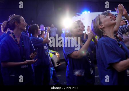 200417 -- LONDON, 17. April 2020 Xinhua -- medizinische Arbeiter applaudierten vor Chelsea und Westminster Hospital während des wöchentlichen Klatsches für den NHS National Health Service in London, Großbritannien am 16. April 2020. Foto von Tim Ireland/Xinhua BRITAIN-LONDON-COVID-19-NHS-CLAPPING PUBLICATIONxNOTxINxCHN Stockfoto