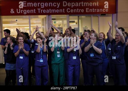 200417 -- LONDON, 17. April 2020 Xinhua -- medizinische Arbeiter applaudierten vor Chelsea und Westminster Hospital während des wöchentlichen Klatsches für den NHS National Health Service in London, Großbritannien am 16. April 2020. Foto von Tim Ireland/Xinhua BRITAIN-LONDON-COVID-19-NHS-CLAPPING PUBLICATIONxNOTxINxCHN Stockfoto