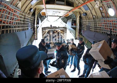 200417 -- MINSK, 17. April 2020 Xinhua -- Soldaten entladen chinesische humanitäre Hilfe auf einem Flughafen in Minsk, Belarus, 17. April 2020. Ein militärisches Transportflugzeug mit chinesischer humanitärer Hilfe kam am Freitagmorgen aus Peking hierher. Der von der belarussischen Botschaft in China organisierte Sonderflug lieferte 32 Tonnen humanitärer Güter nach Belarus, einschließlich Schnelltestkits, Atemschutzmasken, medizinischer Masken, Pulsoxymetern, medizinischer Schutzanzüge, Schutzbrille, Infrarot-Thermometer und medizinische Einweghandschuhe. Foto von Henadz Zhinkov/Xinhua BELARUS-MINSK-CHINA-AID-ARRIVAL PUBLICATIONxNOTxINx Stockfoto