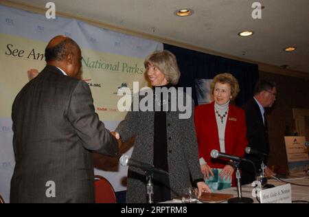 Travel Industry Association of America Präsident William Norman, Secretary Gale Norton, National Park Service Director Fran Mainella, und National Park Foundation President Jim Maddy, von links nach rechts, bei der Unterzeichnung der Veranstaltung für Park Service-Park Foundation-Travel Industry Agreement zur Förderung von See America's National Parks Campaign Stockfoto