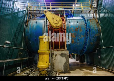 Große Wasserzulaufleitung mit Wasserregelsystem im Wasserkraftwerk. Stockfoto