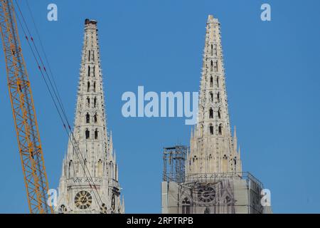 200417 -- ZAGREB, 17. April 2020 Xinhua -- das Foto vom 17. April 2020 zeigt die Gipfel des Zagreber Doms, nachdem sein Nordturm durch eine kontrollierte Explosion in Zagreb, Kroatien, entfernt wurde. Der Nordturm der Zagreber Kathedrale wurde am Freitag entfernt, da er am 22. März durch Erdbeben beschädigt wurde. Der andere Turm stürzte während der Erdbeben ein. Luka Stanzl/Pixsell Via Xinhua KROATIEN-ZAGREB-KATHEDRALE-ABRISS PUBLICATIONxNOTxINxCHN Stockfoto