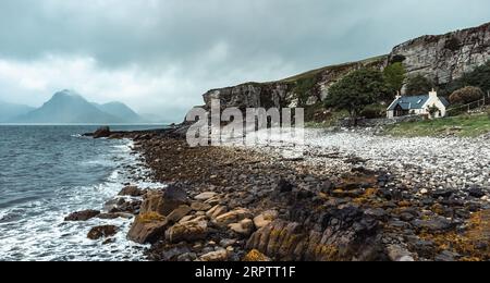 Elgol Beach am südwestlichen Punkt der Isle of Skye bietet einen atemberaubenden Blick über die Klippen, das Meer und die Hügel in der Ferne. Stockfoto