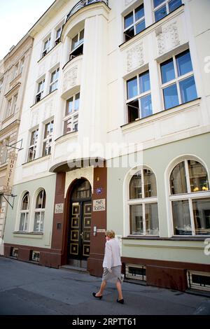 200418 -- PRAG, 18. April 2020 Xinhua -- Eine Frau läuft am Hostel Tobys in Prag, Tschechische Republik, 17. April 2020 vorbei. Die Herberge hilft Obdachlosen mit Unterkunft, Betreuung und Verpflegung im Zusammenhang mit der COVID-19-Pandemie. Foto von Dana Kesnerova/Xinhua CZECH REPUBLIC-PRAGUE-COVID-19-OBDACHLOSE PUBLICATIONxNOTxINxCHN Stockfoto