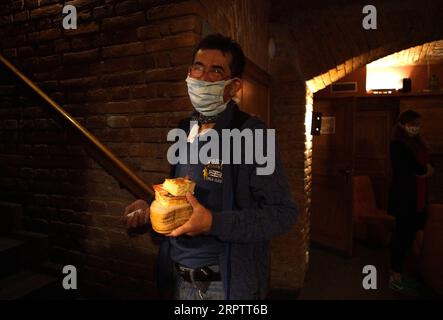 200418 -- PRAG, 18. April 2020 Xinhua -- Ein Obdachloser erhält Essen aus dem Hostel Tobys in Prag, Tschechische Republik, 17. April 2020. Die Herberge hilft Obdachlosen mit Unterkunft, Betreuung und Verpflegung im Zusammenhang mit der COVID-19-Pandemie. Foto von Dana Kesnerova/Xinhua CZECH REPUBLIC-PRAGUE-COVID-19-OBDACHLOSE PUBLICATIONxNOTxINxCHN Stockfoto