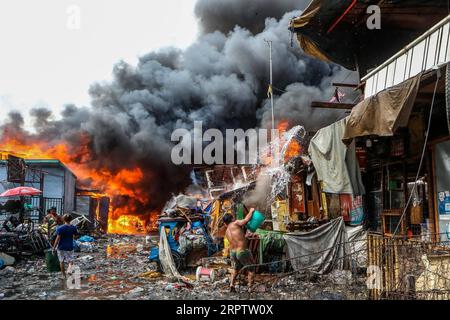 200418 -- MANILA, 18. April 2020 Xinhua -- Ein Bewohner versucht, Ein Feuer in einem Slumgebiet in Manila, Philippinen, zu löschen, 18. April 2020. Hunderte Familien wurden am Samstag wegen des Feuers vertrieben. Xinhua/Rouelle Umali PHILIPPINEN-MANILA-SLUM-FIRE PUBLICATIONxNOTxINxCHN Stockfoto