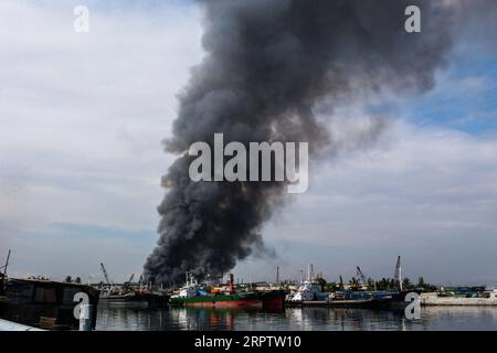 200418 -- MANILA, 18. April 2020 Xinhua -- Rauchwolken aus einem Feuer, das ein Slum-Gebiet in Manila, Philippinen, einschließt, 18. April 2020. Hunderte Familien wurden am Samstag wegen des Feuers vertrieben. Xinhua/Rouelle Umali PHILIPPINEN-MANILA-SLUM-FIRE PUBLICATIONxNOTxINxCHN Stockfoto