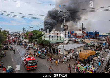 200418 -- MANILA, 18. April 2020 Xinhua -- Rauchwolken aus einem Feuer, das ein Slum-Gebiet in Manila, Philippinen, einschließt, 18. April 2020. Hunderte Familien wurden am Samstag wegen des Feuers vertrieben. Xinhua/Rouelle Umali PHILIPPINEN-MANILA-SLUM-FIRE PUBLICATIONxNOTxINxCHN Stockfoto