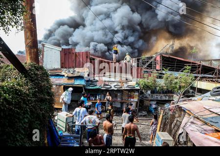 200418 -- MANILA, 18. April 2020 Xinhua -- Menschen beobachten Rauch, der von einem Feuer in einem Slum-Gebiet in Manila, Philippinen, aufbläst, 18. April 2020. Hunderte Familien wurden am Samstag wegen des Feuers vertrieben. Xinhua/Rouelle Umali PHILIPPINEN-MANILA-SLUM-FIRE PUBLICATIONxNOTxINxCHN Stockfoto