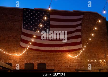 Seattle, USA. Juli 2023. Eine große amerikanische Flagge in SLU. Stockfoto