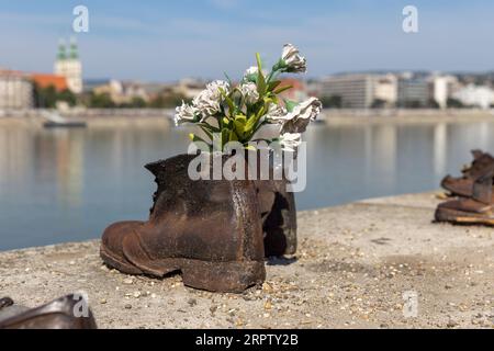 Schuhe am Ufer der Donau in Budapest Stockfoto