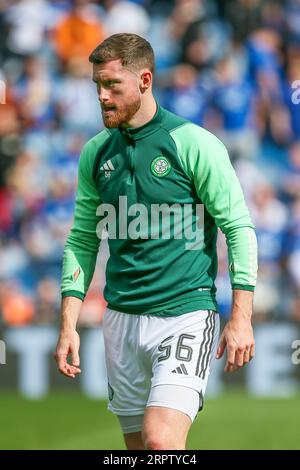 ANTHONY RALSTON, der als Verteidiger für die schottische Premier-Mannschaft Celtic Football Club spielt, nimmt an einem Training und warm-up-Session vor einer GA Teil Stockfoto
