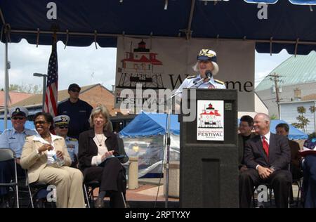 Konteradmiral Sally Brice-O'Hara, Befehlshaber der 5th District U.S. Coast Guard, sprach bei Zeremonien in Annapolis, Maryland anlässlich der Übertragung des Thomas Point Shoal Lighthouse von der Küstenwache an die Stadt Annapolis und deren gemeinnützigen Partner, die U.S. Lighthouse Society Stockfoto