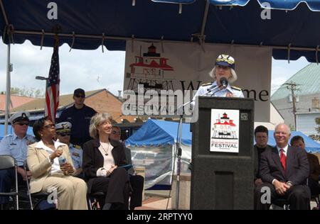 Konteradmiral Sally Brice-O'Hara, Befehlshaber der 5th District U.S. Coast Guard, sprach bei Zeremonien in Annapolis, Maryland anlässlich der Übertragung des Thomas Point Shoal Lighthouse von der Küstenwache an die Stadt Annapolis und deren gemeinnützigen Partner, die U.S. Lighthouse Society Stockfoto