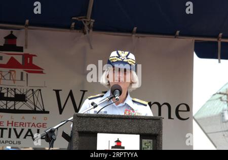 Konteradmiral Sally Brice-O'Hara, Befehlshaber der 5th District U.S. Coast Guard, sprach bei Zeremonien in Annapolis, Maryland anlässlich der Übertragung des Thomas Point Shoal Lighthouse von der Küstenwache an die Stadt Annapolis und deren gemeinnützigen Partner, die U.S. Lighthouse Society Stockfoto