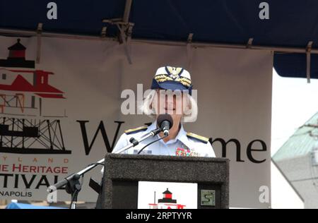 Konteradmiral Sally Brice-O'Hara, Befehlshaber der 5th District U.S. Coast Guard, sprach bei Zeremonien in Annapolis, Maryland anlässlich der Übertragung des Thomas Point Shoal Lighthouse von der Küstenwache an die Stadt Annapolis und deren gemeinnützigen Partner, die U.S. Lighthouse Society Stockfoto