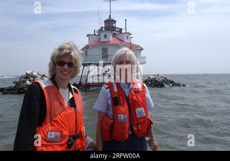 Secretary Gale Norton mit Konteradmiral Sally Brice-O'Hara, Kommandeur der 5th District U.S. Coast Guard, vor dem Thomas Point Shoal Lighthouse in Annapolis, Maryland, während des Besuchs anlässlich des Transfers der Einrichtung von der Küstenwache in die Stadt Annapolis und die U.S. Lighthouse Society Stockfoto