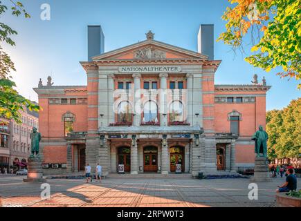 Das Nationaltheater in Olso. Es wurde 1899 eröffnet und ist einer der größten und prominentesten Schauplätze für dramatische Künste in Norwegen. Stockfoto