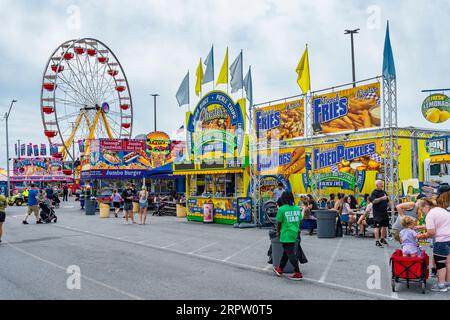 Große bunte Lebensmittelstände auf der Delaware State Fair, Delaware USA Stockfoto