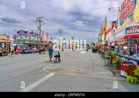 Große bunte Lebensmittelstände auf der Delaware State Fair, Delaware USA Stockfoto