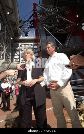 Secretary Gale Norton mit Rick Renzi, Kongressabgeordneter von Arizona, spricht mit Reportern über Fragen der Waldbewirtschaftung während einer Tour durch das Mount Graham International Observatory in der Nähe von Safford, Arizona. Das Gebiet im Coronado National Forest war von den massiven Waldbränden in Nuttall und Gibson im Sommer betroffen Stockfoto