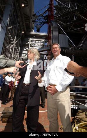 Secretary Gale Norton mit Rick Renzi, Kongressabgeordneter von Arizona, spricht mit Reportern über Fragen der Waldbewirtschaftung während einer Tour durch das Mount Graham International Observatory in der Nähe von Safford, Arizona. Das Gebiet im Coronado National Forest war von den massiven Waldbränden in Nuttall und Gibson im Sommer betroffen Stockfoto