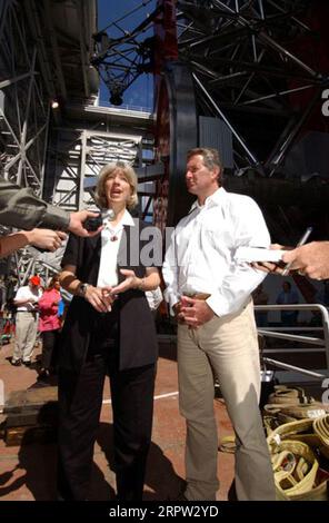 Secretary Gale Norton mit Rick Renzi, Kongressabgeordneter von Arizona, spricht mit Reportern über Fragen der Waldbewirtschaftung während einer Tour durch das Mount Graham International Observatory in der Nähe von Safford, Arizona. Das Gebiet im Coronado National Forest war von den massiven Waldbränden in Nuttall und Gibson im Sommer betroffen Stockfoto