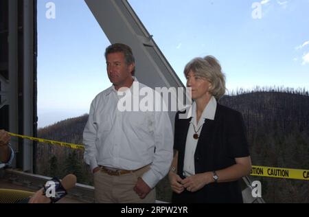 Rick Renzi, Kongressabgeordneter von Arizona, links, mit Sekretär Gale Norton, sprach mit Reportern über Fragen der Waldbewirtschaftung während einer Tour durch das Mount Graham International Observatory in der Nähe von Safford, Arizona. Das Gebiet im Coronado National Forest war von den massiven Waldbränden in Nuttall und Gibson im Sommer betroffen Stockfoto