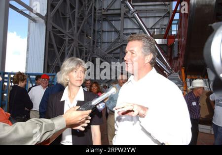 Secretary Gale Norton mit Rick Renzi, Kongressabgeordneter von Arizona, spricht mit Reportern über Fragen der Waldbewirtschaftung während einer Tour durch das Mount Graham International Observatory in der Nähe von Safford, Arizona. Das Gebiet im Coronado National Forest war von den massiven Waldbränden in Nuttall und Gibson im Sommer betroffen Stockfoto