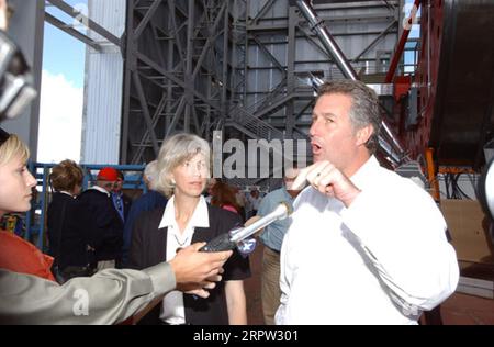 Secretary Gale Norton mit Rick Renzi, Kongressabgeordneter von Arizona, spricht mit Reportern über Fragen der Waldbewirtschaftung während einer Tour durch das Mount Graham International Observatory in der Nähe von Safford, Arizona. Das Gebiet im Coronado National Forest war von den massiven Waldbränden in Nuttall und Gibson im Sommer betroffen Stockfoto