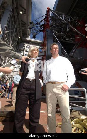 Secretary Gale Norton mit Rick Renzi, Kongressabgeordneter von Arizona, spricht mit Reportern über Fragen der Waldbewirtschaftung während einer Tour durch das Mount Graham International Observatory in der Nähe von Safford, Arizona. Das Gebiet im Coronado National Forest war von den massiven Waldbränden in Nuttall und Gibson im Sommer betroffen Stockfoto