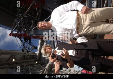 Secretary Gale Norton mit Rick Renzi, Kongressabgeordneter von Arizona, spricht mit Reportern über Fragen der Waldbewirtschaftung während einer Tour durch das Mount Graham International Observatory in der Nähe von Safford, Arizona. Das Gebiet im Coronado National Forest war von den massiven Waldbränden in Nuttall und Gibson im Sommer betroffen Stockfoto