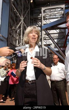 Secretary Gale Norton sprach mit Reportern über Fragen der Waldbewirtschaftung während einer Tour durch das Mount Graham International Observatory in der Nähe von Safford, Arizona. Das Gebiet im Coronado National Forest war von den massiven Waldbränden in Nuttall und Gibson im Sommer betroffen Stockfoto