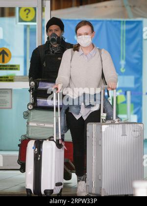 200421 -- VANCOUVER, 21. April 2020 Xinhua -- Reisende mit Gesichtsmasken werden in der Ankunftshalle des Vancouver International Airport in Richmond, Kanada, am 20. April 2020 gesehen. Foto: Liang Sen/Xinhua CANADA-VANCOUVER-COVID-19-AIRPORT PUBLICATIONxNOTxINxCHN Stockfoto