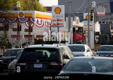 200421 -- NEW YORK, 21. April 2020 Xinhua -- Ein Schild zeigt die Gaspreise an einer Tankstelle im Brooklyn Borough von New York, USA, am 20. April 2020 an. Die US-Ölpreise stürzten am Montag zum ersten Mal in der Geschichte auf das negative Territorium, angetrieben durch den pandemiebedingten Nachfrageschock und die Angst vor einem Überangebot. Die West Texas Intermediate WTI for May lieferte 55,9 US-Dollar oder mehr als 305 Prozent, um an der New York Mercantile Exchange -37,63 Dollar pro Barrel zu bezahlen, was bedeutet, dass die Produzenten Käufer bezahlen würden, um Öl von ihren Händen zu nehmen. Foto von Michael Nagle/Xinhua U.S.-NEW YORK- Stockfoto