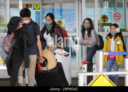 200421 -- VANCOUVER, 21. April 2020 Xinhua -- Reisende mit Gesichtsmasken werden in der Ankunftshalle des Vancouver International Airport in Richmond, Kanada, am 20. April 2020 gesehen. Foto: Liang Sen/Xinhua CANADA-VANCOUVER-COVID-19-AIRPORT PUBLICATIONxNOTxINxCHN Stockfoto