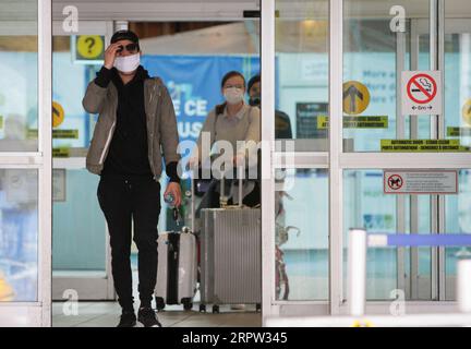 200421 -- VANCOUVER, 21. April 2020 Xinhua -- Reisende mit Gesichtsmasken werden in der Ankunftshalle des Vancouver International Airport in Richmond, Kanada, am 20. April 2020 gesehen. Foto: Liang Sen/Xinhua CANADA-VANCOUVER-COVID-19-AIRPORT PUBLICATIONxNOTxINxCHN Stockfoto