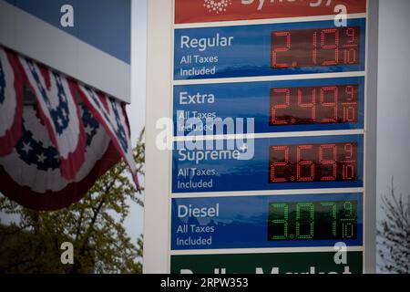 200421 -- NEW YORK, 21. April 2020 Xinhua -- Ein Schild zeigt die Gaspreise an einer Tankstelle im Brooklyn Borough von New York, USA, am 20. April 2020 an. Die US-Ölpreise stürzten am Montag zum ersten Mal in der Geschichte auf das negative Territorium, angetrieben durch den pandemiebedingten Nachfrageschock und die Angst vor einem Überangebot. Die West Texas Intermediate WTI for May lieferte 55,9 US-Dollar oder mehr als 305 Prozent, um an der New York Mercantile Exchange -37,63 Dollar pro Barrel zu bezahlen, was bedeutet, dass die Produzenten Käufer bezahlen würden, um Öl von ihren Händen zu nehmen. Foto von Michael Nagle/Xinhua U.S.-NEW YORK- Stockfoto