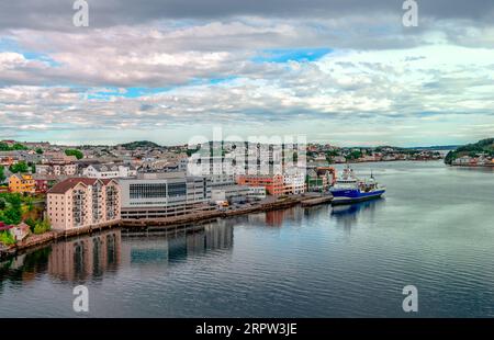Kristiansund, Norwegen - 18. August 2022: Blick auf Kirkelandet, die Hauptinsel der Stadt Kristiansund. Foto von der Sorsundbrücke. Stockfoto