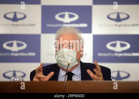 200421 -- BUENOS AIRES, 21. April 2020 Xinhua -- Argentiniens Gesundheitsminister Gines Gonzalez Garcia spricht auf einer Pressekonferenz am Ezeiza International Airport in Buenos Aires, Argentinien, am 20. April 2020 über medizinische Versorgung aus China. Argentinien hat eine 14-Tonnen-Lieferung von medizinischen Hilfsgütern aus China erhalten, um bei der Bekämpfung der neuartigen Coronavirus-Pandemie zu helfen, teilte das Büro des Präsidenten der Nation am Montag mit. Foto von Martin Zabala/Xinhua ARGENTINA-BUENOS AIRES-COVID-19-MEDICAL SUPPLIES PUBLICATIONxNOTxINxCHN Stockfoto