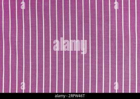 Gestreifter rosa weißer Texturhintergrund mit Textur. Hemdstoff, Tischdecke Textil, Bekleidungstuch, Polsterung mit klassischem Muster mit li Stockfoto