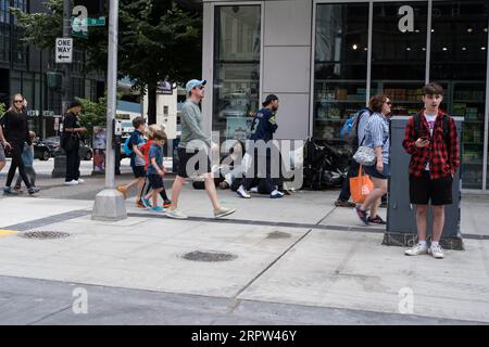 Seattle, USA. Juli 2023. Leute auf der Pike Street am Markt. Stockfoto