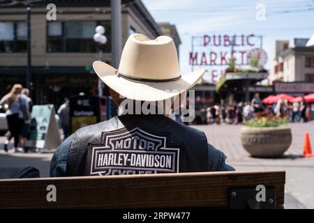 Seattle, USA. 28. Juli 2023. Ein rauchender Pike Street Cowboy am Markt. Stockfoto