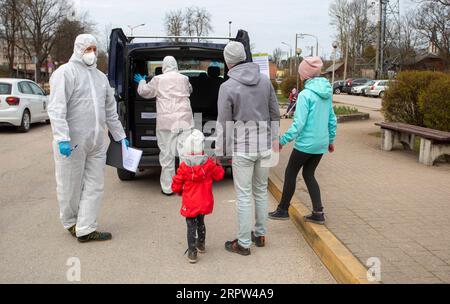 200421 -- OGER, 21. April 2020 Xinhua -- Mitarbeiter bereiten sich darauf vor, Kinder aus Haushalten mit niedrigem Einkommen in Ogre, Lettland, am 20. April 2020 kostenlos zu ernähren. Lettland hat den Ausnahmezustand bis zum 12. Mai verlängert. Foto von Janis/Xinhua LATVIA-OGRE-COVID-19-FOOD DISTRIBUTION PUBLICATIONxNOTxINxCHN Stockfoto