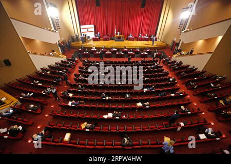 200421 -- BEIRUT, 21. April 2020 Xinhua -- Foto aufgenommen am 21. April 2020 zeigt eine Sitzung des libanesischen Parlaments im UNESCO-Palast in Beirut, Libanon. Das libanesische Parlament hielt eine Sitzung im UNESCO-Palast in Beirut ab, weil es mehr Raum für soziale Distanzierung im Zusammenhang mit der COVID-19-Pandemie bietet. Foto von Bilal Jawich/Xinhua LEBANON-BEIRUT-COVID-19-PARLIAMENT SESSION PUBLICATIONxNOTxINxCHN Stockfoto