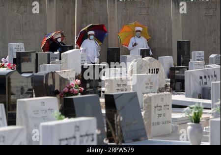 200421 -- REHOVOT ISRAEL, 21. April 2020 Xinhua -- Verwandte und Freunde nehmen an der Beerdigung eines Patienten Teil, der am 21. April 2020 auf einem Friedhof in der zentralisraelischen Stadt Rehovot an COVID-19 gestorben ist. Das israelische Gesundheitsministerium meldete am Dienstag 229 neue Fälle, was die Gesamtzahl der Infektionen auf 942 erhöhte. Foto von Gil Cohen Magen/Xinhua ISRAEL-REHOVOT-COVID-19-FUNERAL PUBLICATIONxNOTxINxCHN Stockfoto