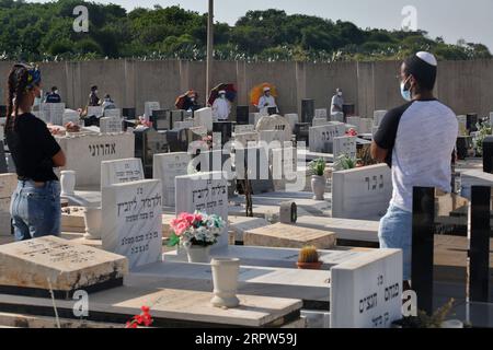 200421 -- REHOVOT ISRAEL, 21. April 2020 Xinhua -- Verwandte und Freunde nehmen an der Beerdigung eines Patienten Teil, der am 21. April 2020 auf einem Friedhof in der zentralisraelischen Stadt Rehovot an COVID-19 gestorben ist. Das israelische Gesundheitsministerium meldete am Dienstag 229 neue Fälle, was die Gesamtzahl der Infektionen auf 942 erhöhte. Foto von Gil Cohen Magen/Xinhua ISRAEL-REHOVOT-COVID-19-FUNERAL PUBLICATIONxNOTxINxCHN Stockfoto