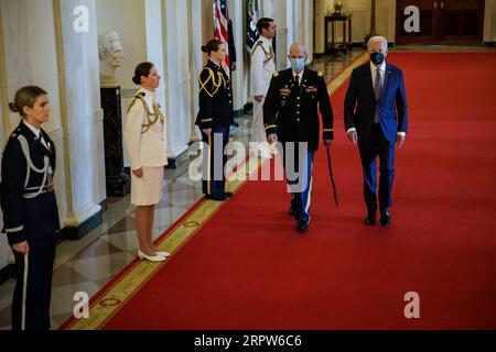 Washington, Usa. September 2023. Präsident Joe Biden und Captain Larry Taylor der US-Armee treffen am 5. September 2023 in Washington im East Room im Weißen Haus zu Captain Taylors Ehrenmedaille ein. DC-Kapitän Taylor erhält die Ehrenmedaille für seine Aktionen, die er 1968 als Teamleiter eines Helicopter Light-Fire-Teams unternahm, das direkt zur Rettung einer 4-Mann-Aufklärungspatrouille führte, die von überwältigenden feindlichen Kräften umgeben wurde. (Foto: Samuel Corum/SIPA USA) Credit: SIPA USA/Alamy Live News Stockfoto